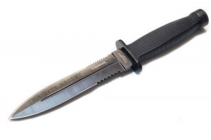 Нож Охотник с серрейтором